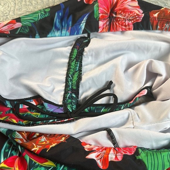 SHEIN Athletic Shorts Black and Red with Adjustable Drawstrings - Picture 9 of 12